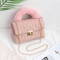 Borsa a tracolla trapuntata rosa con manico in peluche e tracolla a catena dorata - Rosa