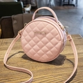 Borsa rotonda rosa con trapuntatura in ecopelle e dettaglio logo in metallo dorato - Rosa