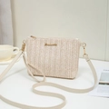 Schicke beige geflochtene Umhängetasche mit Wellenmuster und goldenem Logo für den Sommer - Gebrochenes Weiß