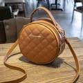 Borsa rotonda marrone con ricamo trapuntato e logo in metallo su tavolo in legno - Marrone Scuro
