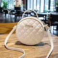 Mini borsa rotonda bianca trapuntata con dettagli dorati e tracolla rimovibile - Bianco