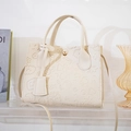 Elegante cremeweiße Kelly-Tasche mit Cartoon-Prägemuster und goldener Hardware-Verzierung - Weiß