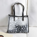 Mattierte halbtransparente Shopper-Tasche mit Kosmetik-Prints und schwarzen Henkeln - Schwarz