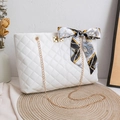 Borsa tote trapuntata bianca con catena dorata e foulard in seta con stampa - Bianco