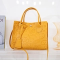 Gelbe Kelly-Handtasche aus Kunstleder mit Cartoon-Prägung und verstellbarem Gurt - Gelb
