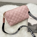 Borsa a tracolla rosa trapuntata con ampia tracolla con scritta su sfondo in peluche - Rosa