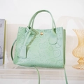 Mintgrüne Tote-Tasche mit Graffiti-Prägung, Doppelgriffen und schmalem Schultergurt - Hellgrün