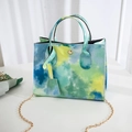 Borsa a mano con motivo tie-dye blu e verde, chiusura dorata e tracolla a catena - verde chiaro