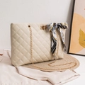 Borsa trapuntata beige con tracolla a catena dorata e dettaglio foulard di seta - Bianco latte