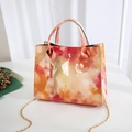 Borsa in pelle verniciata lucida con motivo tie-dye rosso e giallo e catena dorata - Giallo chiaro