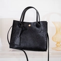 Schwarze geprägte Handtasche aus Kunstleder mit Herzmustern und goldenem Druckknopf - Schwarz