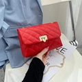 Rode gewatteerde schoudertas van kunstleer met gouden ketting en metalen sluiting - Rood