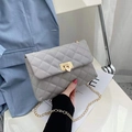 Elegante lichtgrijze gewatteerde tas met gouden ketting en vierkante draaisluiting - Lichtgrijs