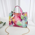 Borsa a tracolla tie-dye colorata con catena dorata e chiusura a perla magnetica - Rosa