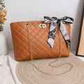 Borsa trapuntata marrone con catena dorata e decorazione elegante con sciarpa di seta - Marrone Scuro