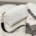 Borsa a tracolla bianca trapuntata con ampia tracolla logata su sfondo in ecopelliccia - Stile Bianco 2