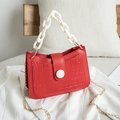 Borsa hobo rossa con motivo a coccodrillo, catena in resina bianca e tracolla - Rosso