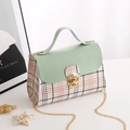 Borsa verde texture lucertola e motivo a quadri con tracolla a catena dorata - Verde