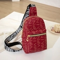Borsa a tracolla in pelle PU bordeaux con stampa di lettere e ampia tracolla in tessuto - Rosso