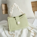 Borsa hobo verde menta con motivo a coccodrillo e manico a catena in resina bianca - Verde