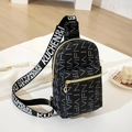 Borsa a tracolla in pelle nera con stampe VIFN bianche e ampia tracolla in tessuto - Nero