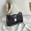 Borsa hobo nera con motivo a coccodrillo, catena bianca spessa e tracolla in metallo oro - Nero