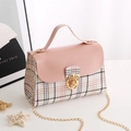 Borsa tote in pelle rosa e motivo a quadri con catena dorata e chiusura in metallo - Rosa