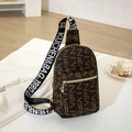 Borsa a tracolla marrone scuro con stampa di lettere vintage e tracolla larga - caffè