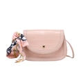 Rosafarbene Satteltasche mit Krokoprägung, Seidenschal und Gold-Metallschnalle - Rosa