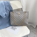 Bolso shopper gris acolchado elegante con cadena dorada y colgante de corona y perla - Gris claro