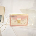 Borsa a tracolla in PVC sfumato rosa con motivo a cuore e chiusura in metallo dorato - Bianco