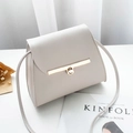 Borsa a tracolla grigio chiaro minimalista con chiusura a scatto dorata e tracolla - Grigio chiaro