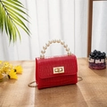 Mini bolso rojo con patrón de cocodrilo, asa de perlas y cierre giratorio dorado - Rojo