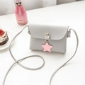 Lichtgrijze kleine crossbody tas van PU-leer met roze sterhanger en gouden drukknop - Lichtgrijs
