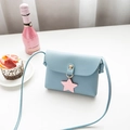 Lichtblauwe mini vierkante tas van kunstleer met roze sterhanger en gouden knop - Blauw