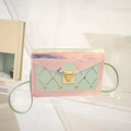 Borsa a tracolla in PVC laser rosa e verde con intaglio a cuore e fibbia oro - Verde