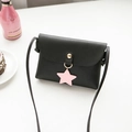 Mini zwarte lederen crossbody tas met roze ster hanger en een smalle schouderriem - Zwart