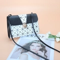 Bolso bandolera geométrico blanco con textura de lagarto negro y hebilla de metal dorado - Blanco