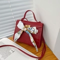 Rode Kelly tas met krokodillenmotief, zijden sjaal en goudkleurige draaisluiting detail - Rood