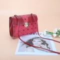Bolso bandolera rojo y rosa con diseño geométrico de malla y cierre metálico dorado - Rojo