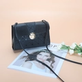 Bolso bandolera negro con diseño geométrico láser, textura litchi y cierre dorado - Negro