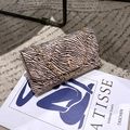 Pochette enveloppe à imprimé zèbre rose et noir avec chaîne dorée chic et livre - Motif Zèbre Rose