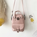 Mini borsa a tracolla rosa in pelle martellata con logo rotondo in metallo dorato - Rosa