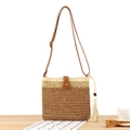 Borsa a tracolla in paglia bicolore fatta a mano con cinturino in pelle e nappe decorative - Beige
