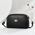 Sac à bandoulière classique en cuir grainé noir avec détails dorés et boucle papillon - Noir