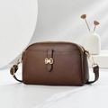 Sac bandoulière en cuir grainé marron foncé avec boucle mors dorée élégante - café