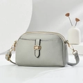 Sac bandoulière minimaliste en cuir gris clair avec double fermeture éclair et finitions dorées - Gris clair