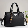 Sac à main chic noir à texture litchi avec bandoulière réglable et breloque en métal - Noir