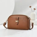 Détail du sac en cuir marron à grain litchi avec boucle métallique dorée élégante - Jaune Terre