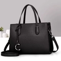 Bolso de mano chic en cuero granulado negro con colgante de C plateado y bandolera - Negro